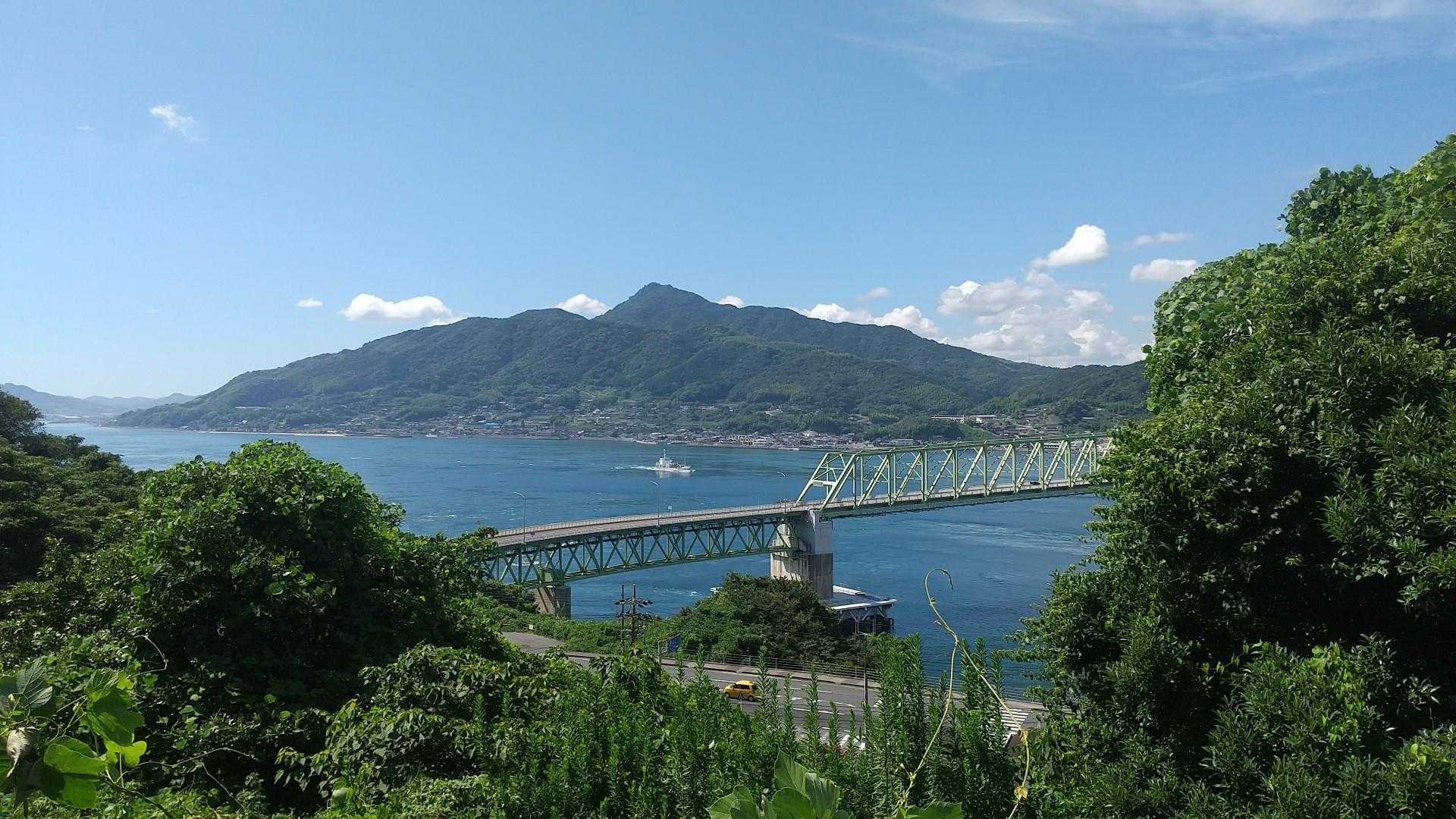 周防大橋と多分琴石山。