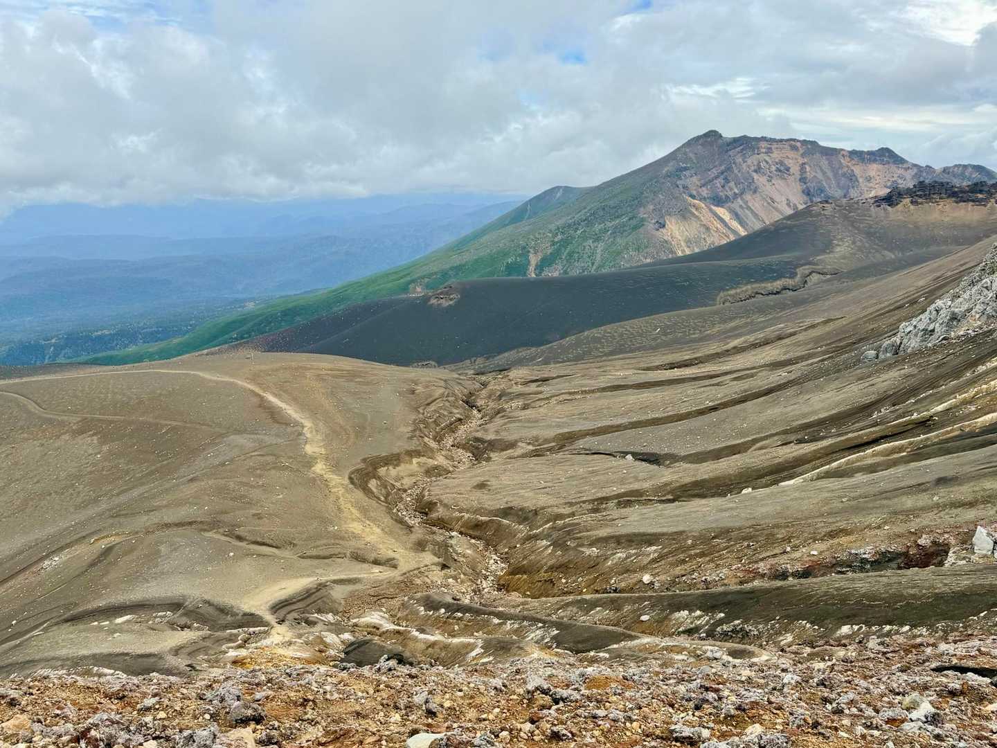 十勝岳往復 | 無機質な岩肌と大地の鼓動を感じるコースの写真