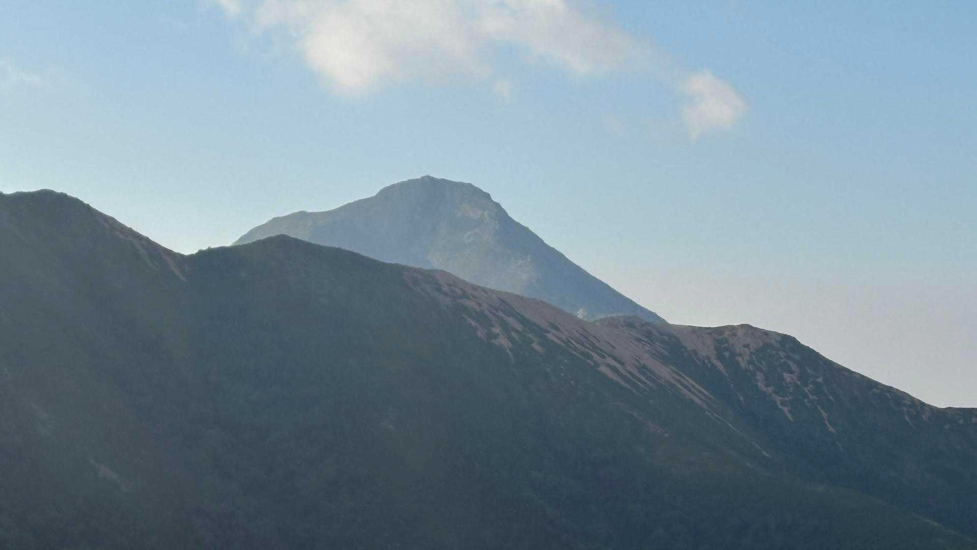 あの大きいのは…常念さん⛰️いつか登りたいと思っていたけど大きすぎて怖いわ😨しかしカッコ良いなぁ。
