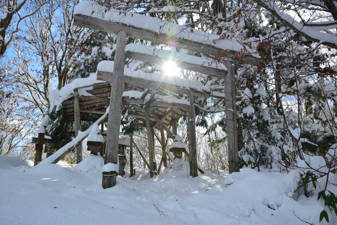 しかるのちに、『久渡寺』の頂へ到着である。山頂には小さな神社が佇んでいる。