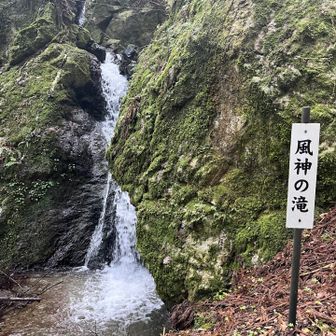 6mの小さめの滝です