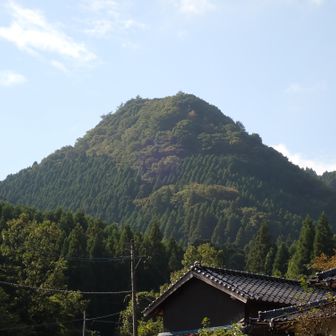 三角点 岩伏、いつもここを通るたびに正面に見えるから気になっていた山