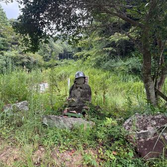 ヘルメット被ったお地蔵さん。
隣には帽子被ったお地蔵さんも。