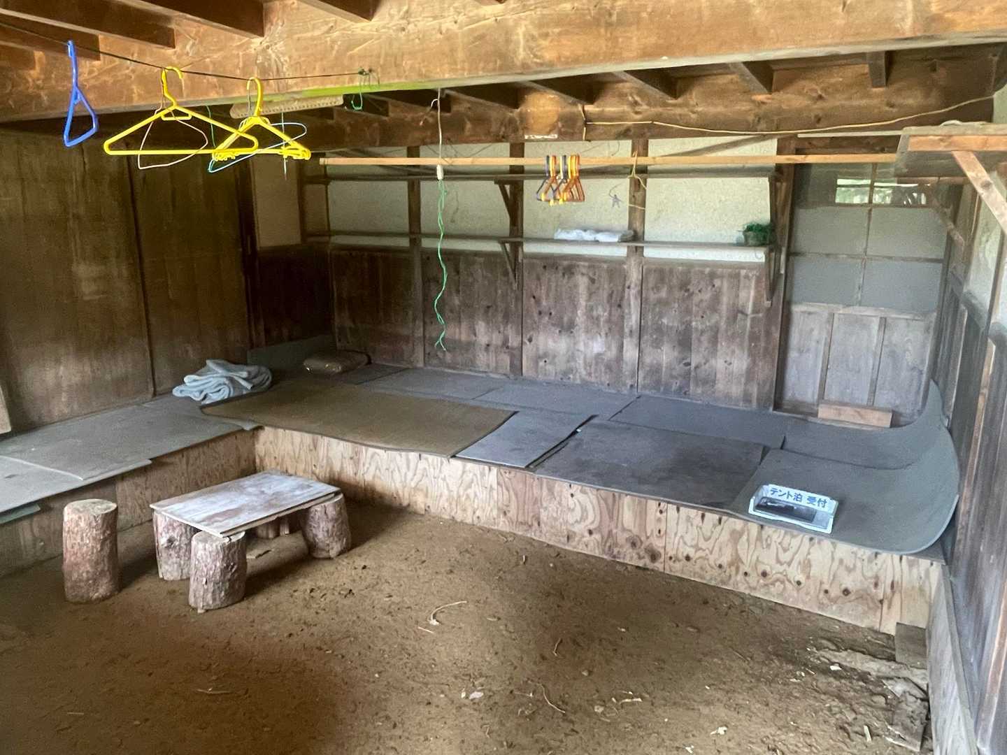 避難小屋、キレイに整備されています。