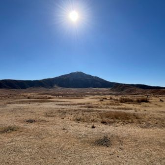 草千里とその向こうにそびえる烏帽子岳⛰️