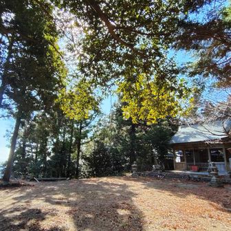 丹生山山頂の拝殿はかなり立派、景色も良い。祭神は丹生都比売。呉越からの渡来人、丹生氏の神様で、当時戦があれば赤土(丹)を顔に塗って戦勝祈願をしてたらしい