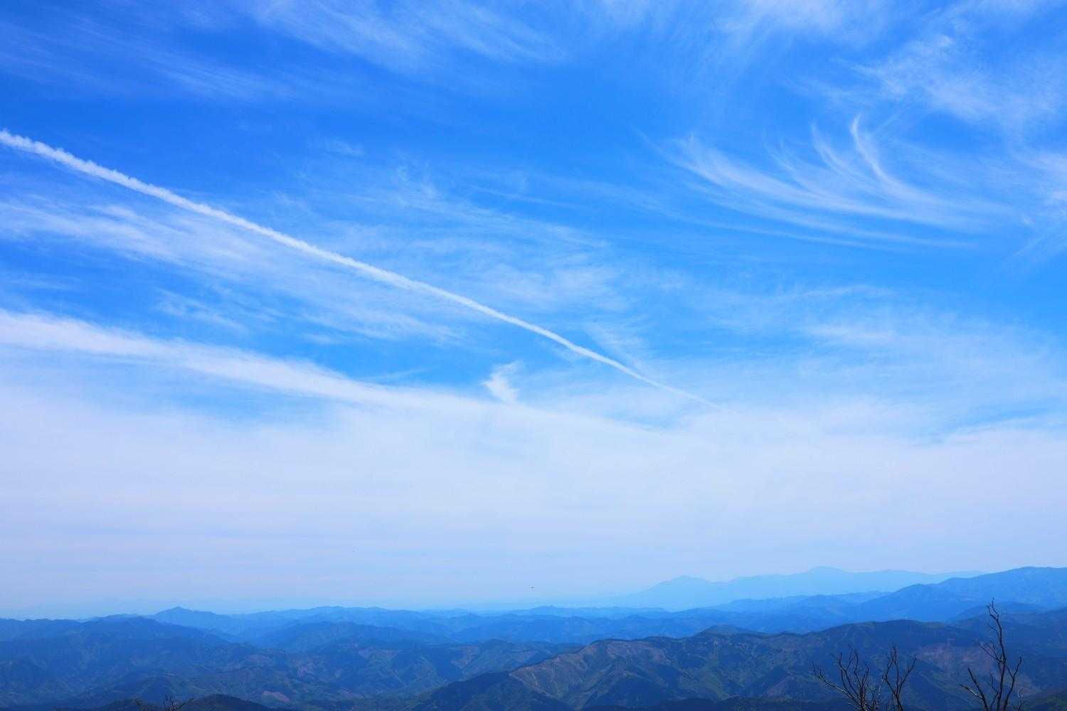 遠くに高千穂の峰と韓国岳