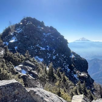 笠盛山へ。振り返りの乾徳山。岩が積み重なっているかのよう。奥に富士山