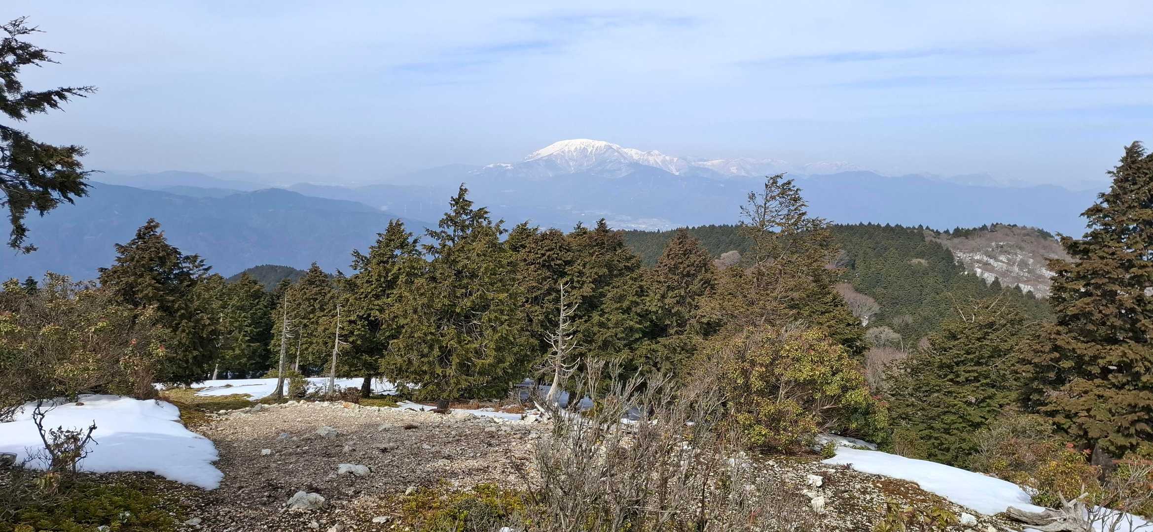 裏山山頂に到着！天気が良く、伊吹山がとてもきれいに見えました。絶景！
