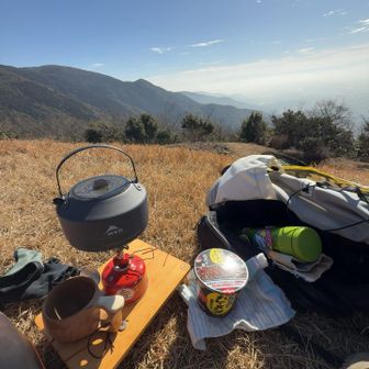 登頂。そして即昼メシ。今年初カレーメシ。今回はブラックを。ブラック感をどう表現すれば良いかわからないけど美味しかった。