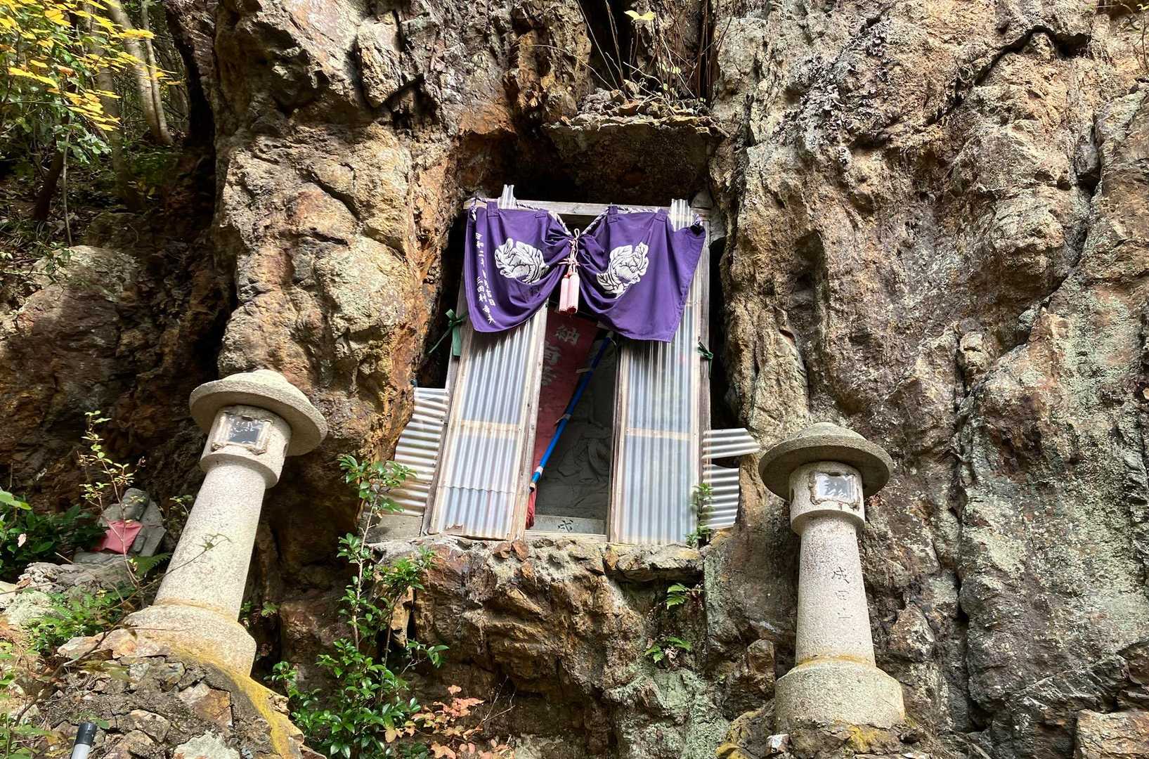 ずっと気になっていた岩屋不動明王
分岐を下って行ってみました