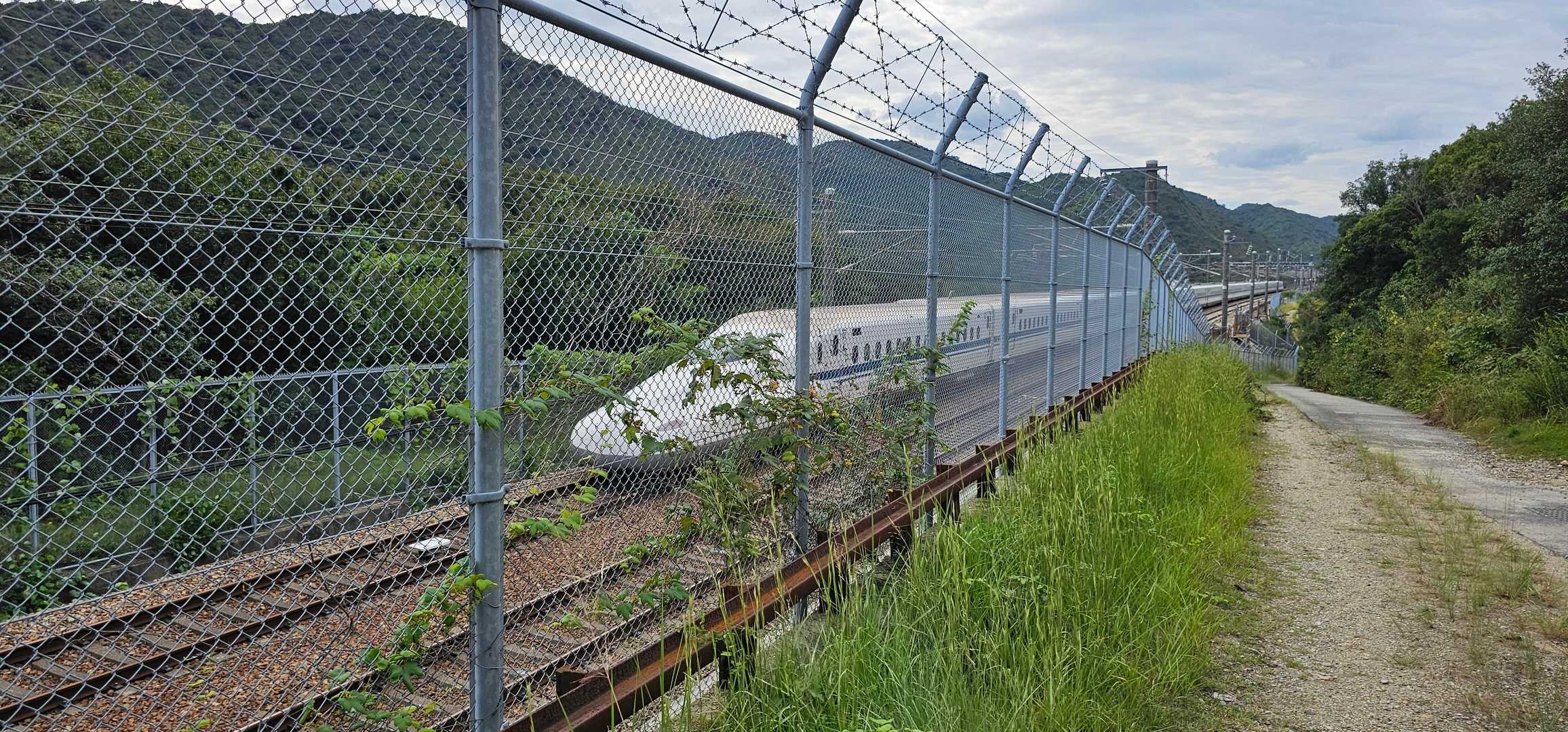 すぐ横を山陽新幹線🚅が通過して行きます。近いので、スゴイ迫力です。😲