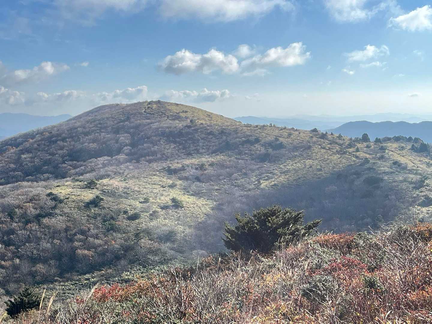 あれが道後山かな？稜線はかなり良い。気持ちイイです。
紅葉が残っていれば・・最高なんだろなぁー。