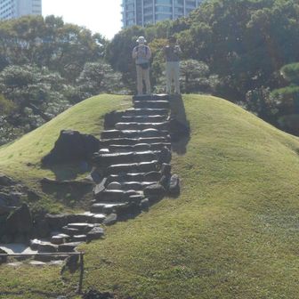 大山．
庭園内の最高峰．．．登る❗