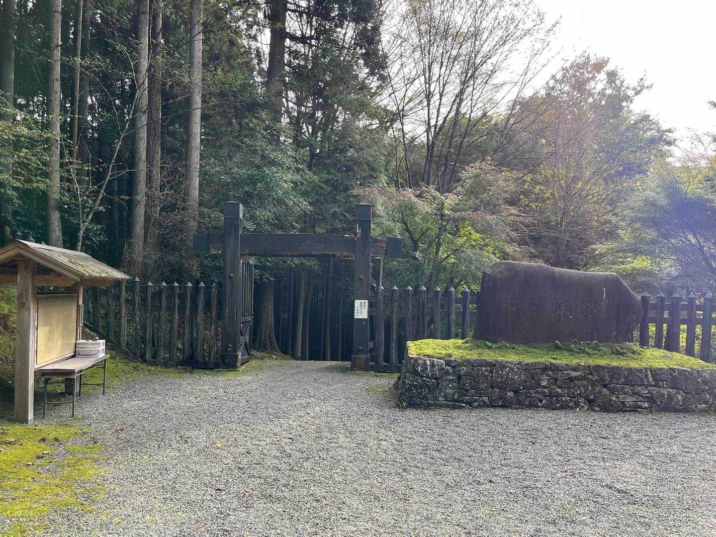 あそこをくぐるのかな
写ってませんが右側にトイレがあります。