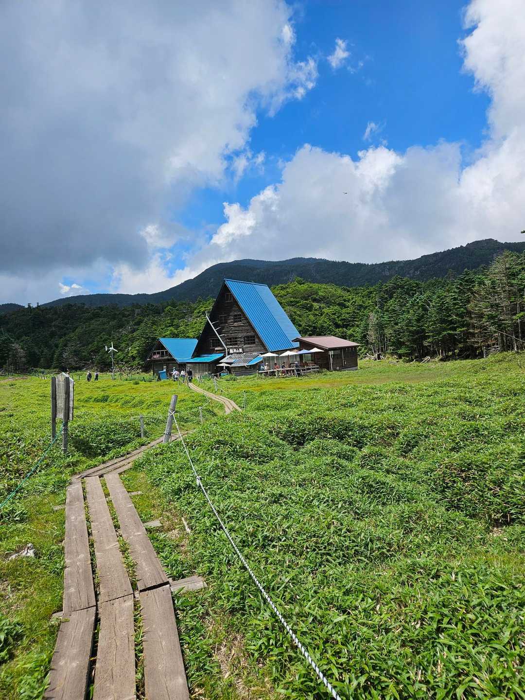 おっ‼️『縞枯山荘』が、
見えましたぁ～⤴️👀