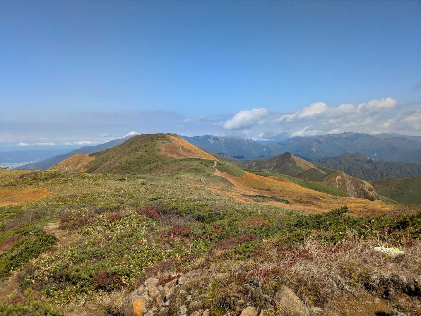 朝日岳登頂
清水峠方面、巻機やハナコ