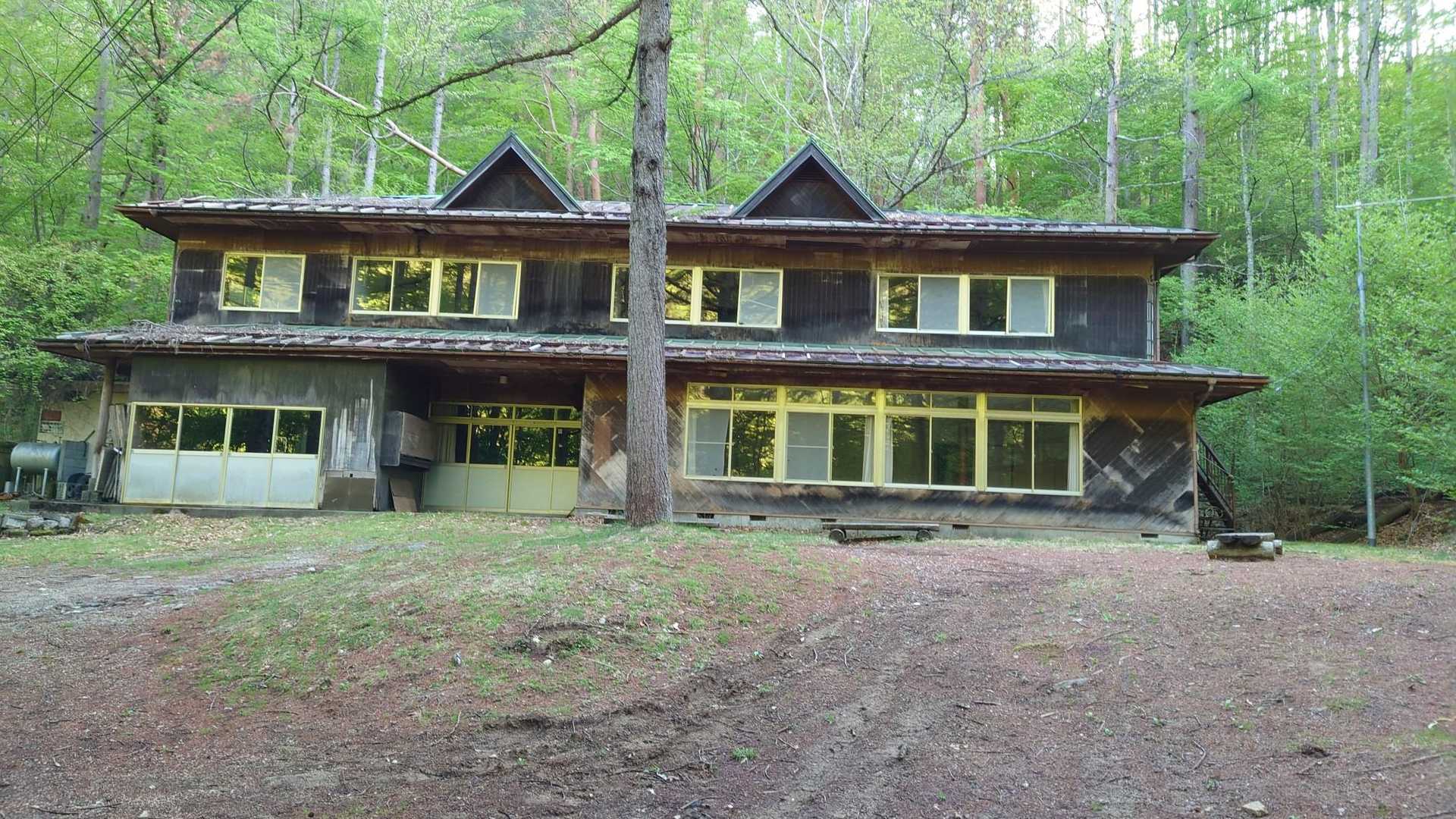 旧山小屋で今は避難所、中は結構広いです。