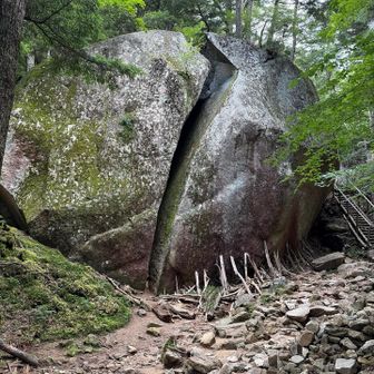 鬼滅の刃の炭治郎が切った岩？