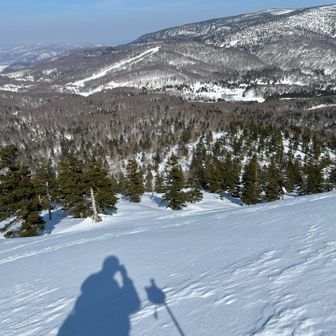 ではドロップ　中間からタラタラで、少し登り気味の所があります。また、雪解けが進んで、沢が割れている所があります　滑りやすいからと、あまり左には行かないように
