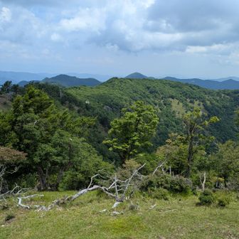 雲早山山頂より。
帰りしんどくて、写真がない・・
なかなか本格的な稜線行が出来ると思います。