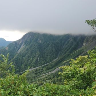大山、上の方は雲がかかっていて展望は望めそうにない