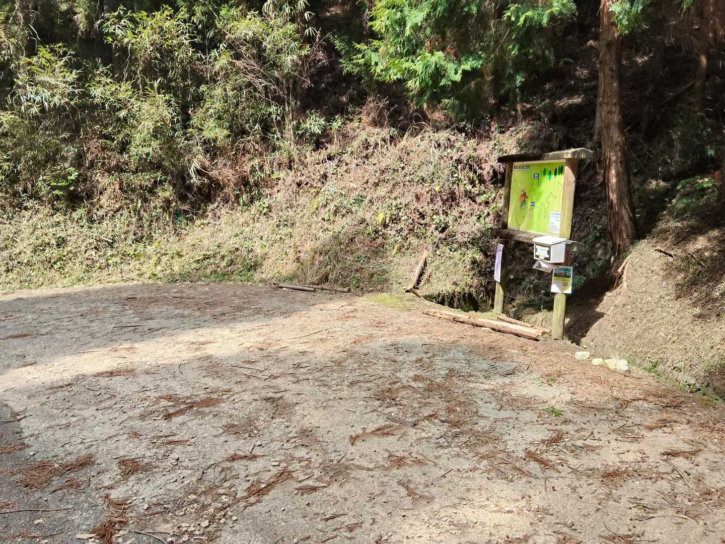 出発点は、高取山⛰️登山口。
広い駐車🅿️スペースあり。