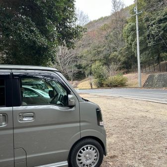 駐車場の車は半分以下に減っていました

左膝と左足首、右の足の裏が痛い😣
姿勢が崩れているんだなと反省
それを踏まえて、三井山でもう一度体勢を整えます