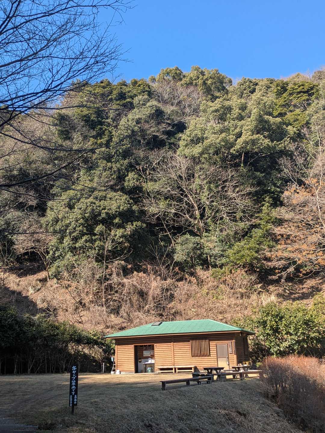素敵な山小屋。テーブルで沢山の登山者とお弁当楽しみました。