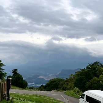 強い南風に乗って太平洋側から雲が大量に押し寄せている。支笏湖周辺の山は全く見えない。