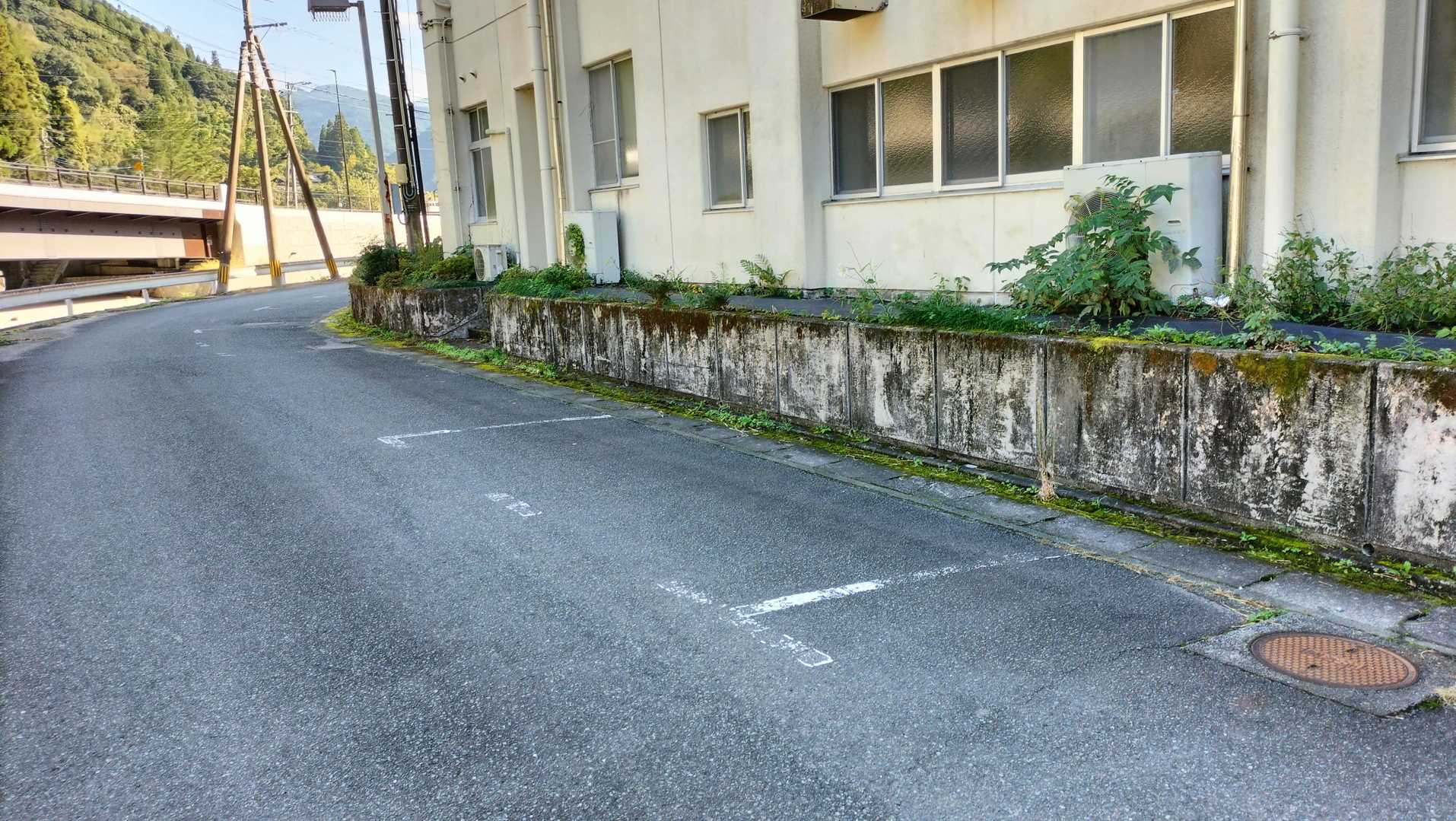 車は道路に駐車枠が白線で書かれており（消えかかってるけど）、この枠に駐車しました。