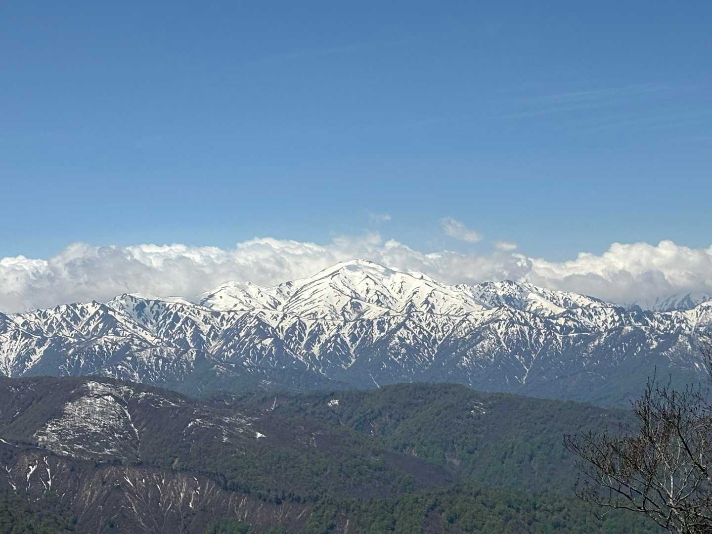 登ってくる途中はずっと雲の中だった飯豊が最後キレイに見える✨いい眺め