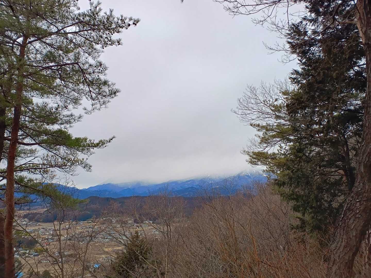 日光方面は、、、。曇り空の中、自宅から移動中はずっと日光連山が見えていたがこの時間帯は雪雲に飲まれてしまった。