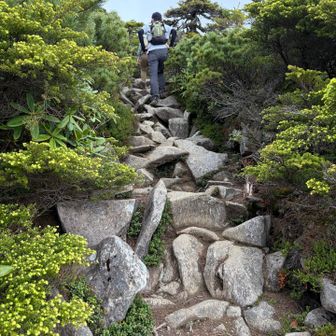 中山へは岩場を登っていきます💪