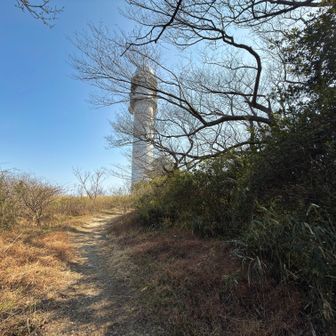 唐突に塔が見えてかっこよし。雨量観測所らしい