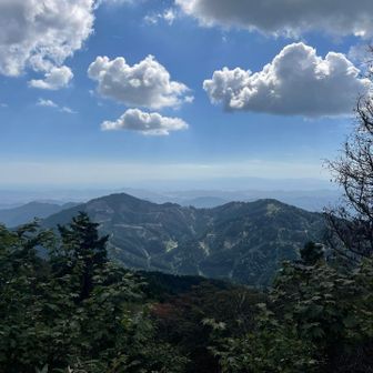奥瓢ヶ岳登頂
目の前は今ヶ淵岳
あまり登山者さんいないから熊が出るよと😨またまたご一緒した男性ハイカーさんから。
高賀山、瓢ヶ岳、今ヶ淵岳で高賀三山なんですね。