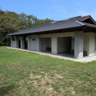 北嶺の人気の少なさのわりに立派なトイレ兼休憩所だ。