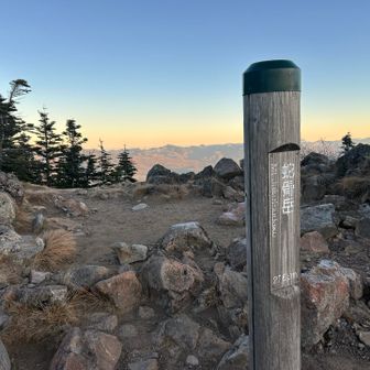 蛇骨岳に着いたけど回りは明るくなってしまった。