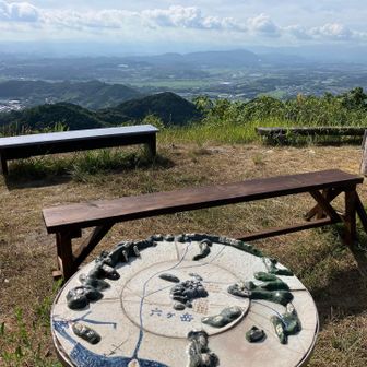 山頂からの眺望は。360度、ベンチもあり、最高😆、誰もいない。早すぎたか？