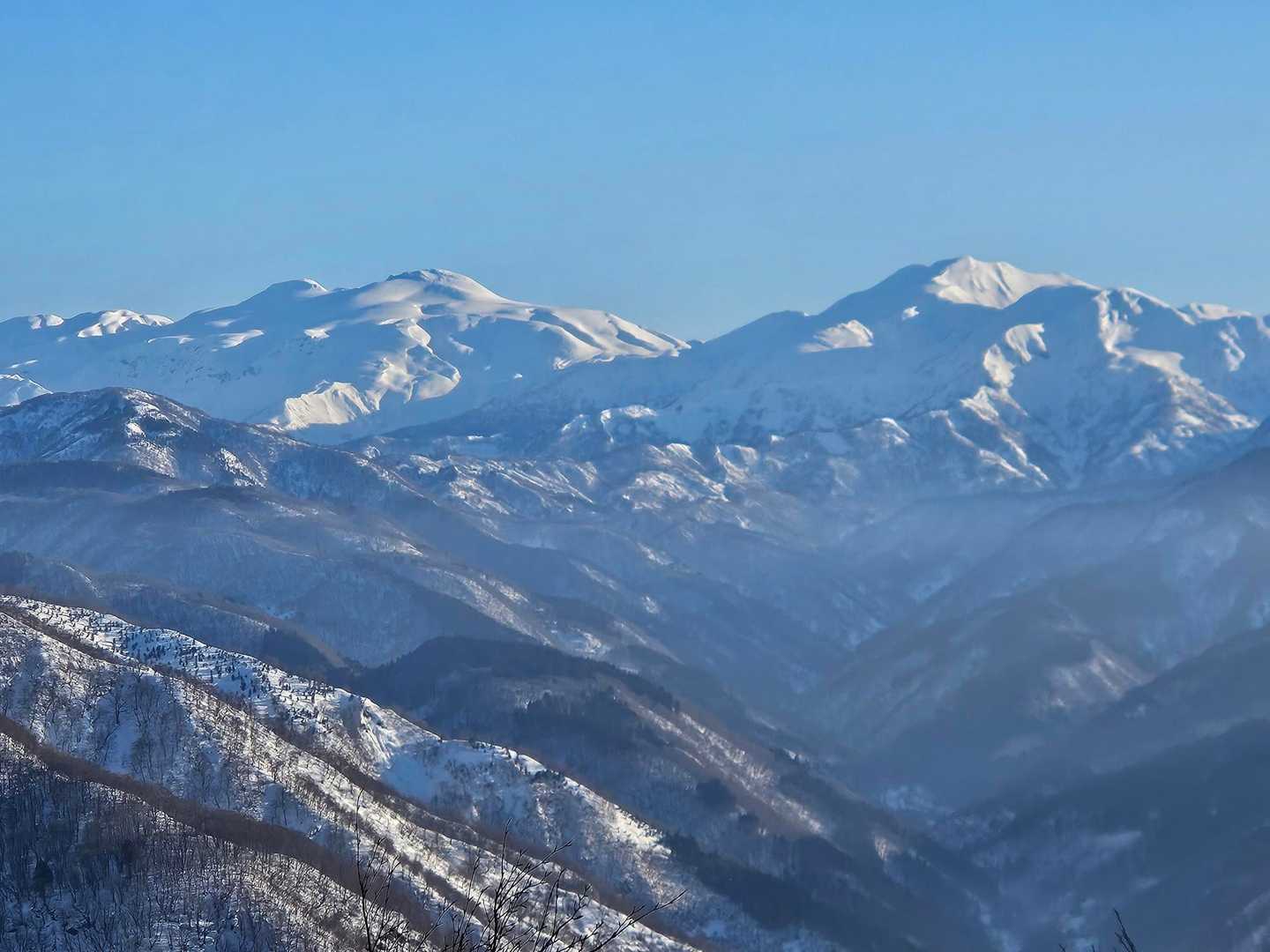 白山🏔️と別山🏔️のお出まし✨
神々しく圧倒的な存在感です✨

荒島方面からは白山は優しい感じ、別山は尖った感じに見えるのが特徴です😊