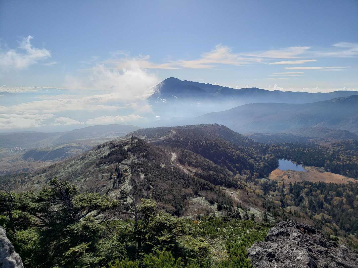 アスピーテラインの奥に岩手山。左側には雲海が。