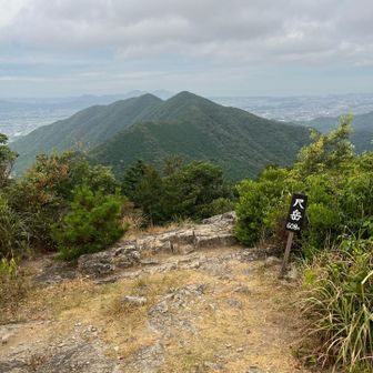 尺岳山頂からこれから行く金剛山方面
厳しい道だった
宿の朝食に間に合わなかった