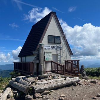 山頂小屋🏠〜なかもキレイです。