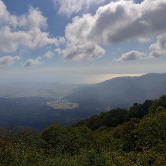 もう少しで山頂という所で琵琶湖が見えました。