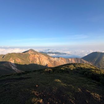 どこ見渡してもくじゅう連山の周りは雲海〜🩷
息子に中岳で雲海見るか、久住山で雲海見るか問うと久住山！って事で久住山に行きます。