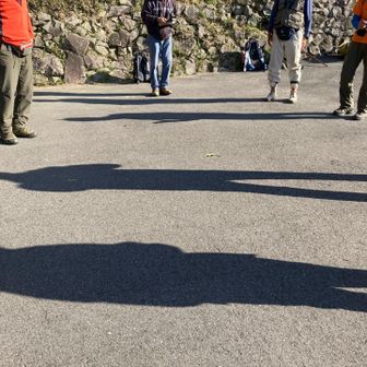 成岡登山口に全員無事、下山しました。🎶
お疲れ山でした。