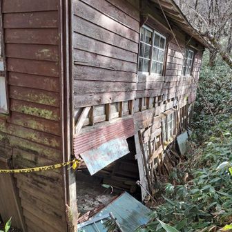 雁峠小屋を見物
立ち入り禁止⚠️
今にも崩壊しそうです😓
