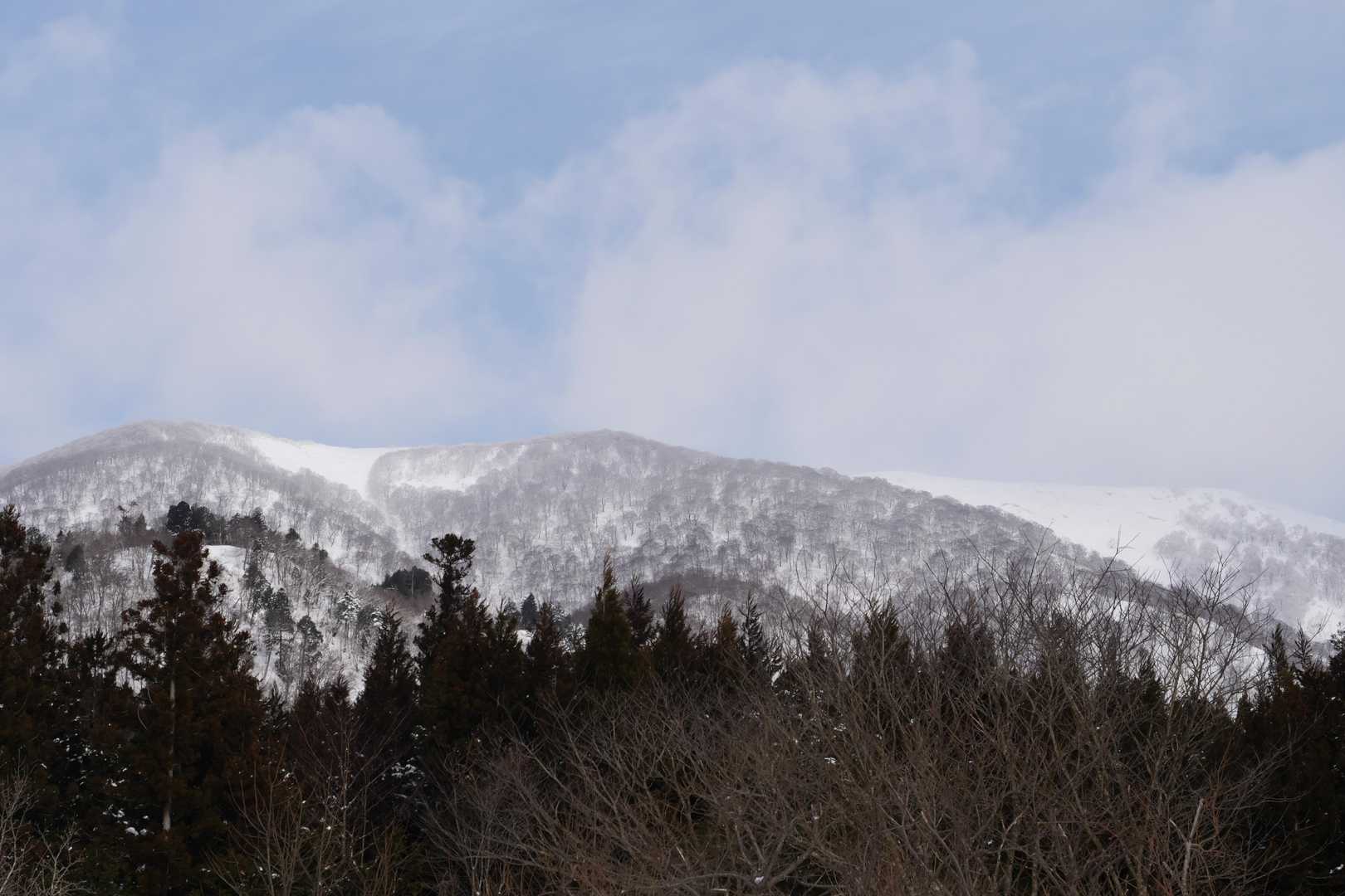 これから登る須金岳、山容。
右手前の尾根を登るのかな🤔
ちなみに、登山口入り口付近に駐車スペースがなく、1.5㌔ほど離れたところに車を止めさせていただきました🙇