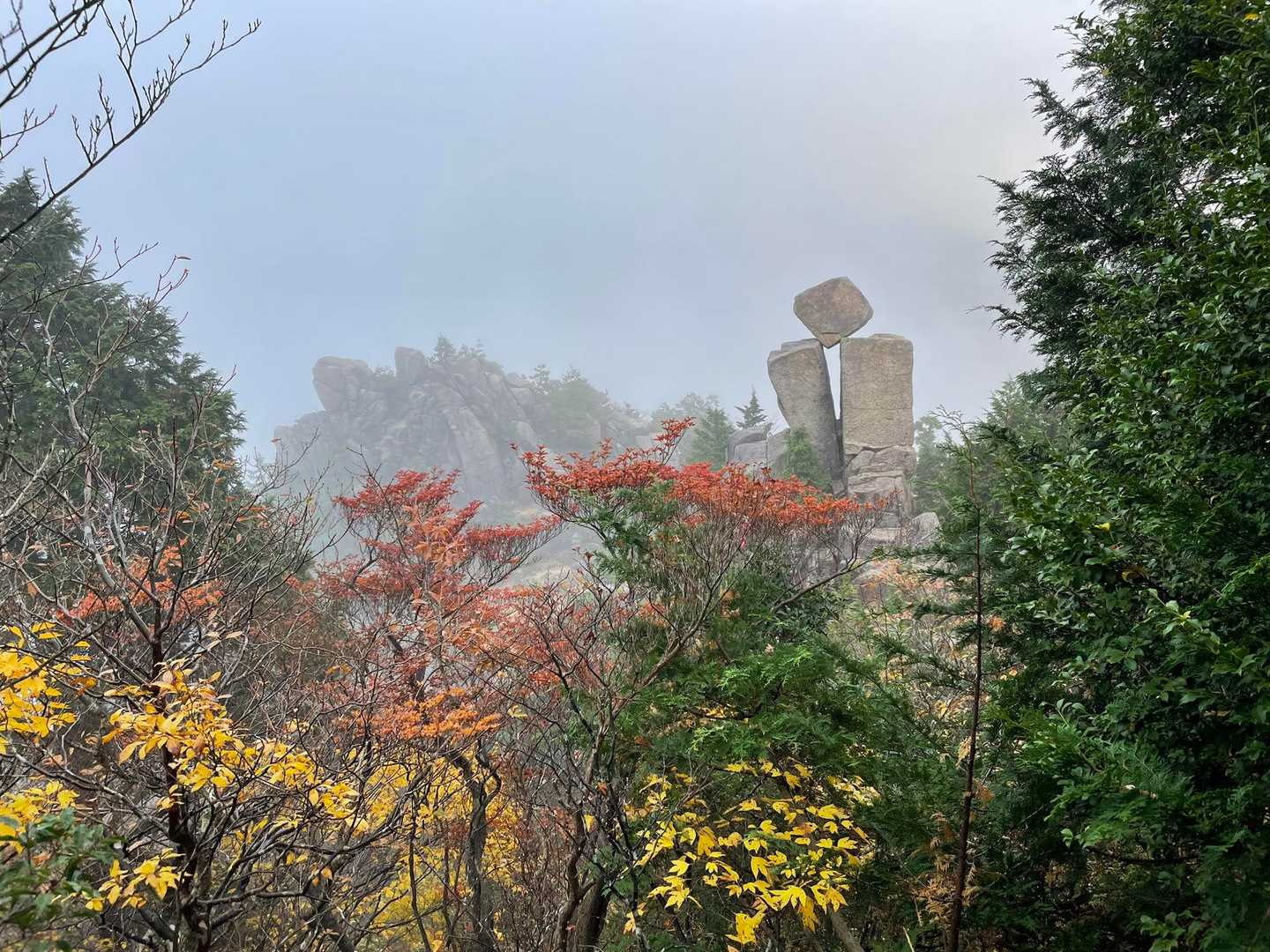 紅葉と地蔵岩。