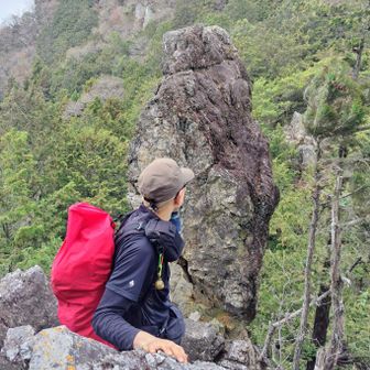 釈迦像のような迫力岩

写真では伝わりにくいね

相棒に見せたかったのは写真手前にある岩舞台